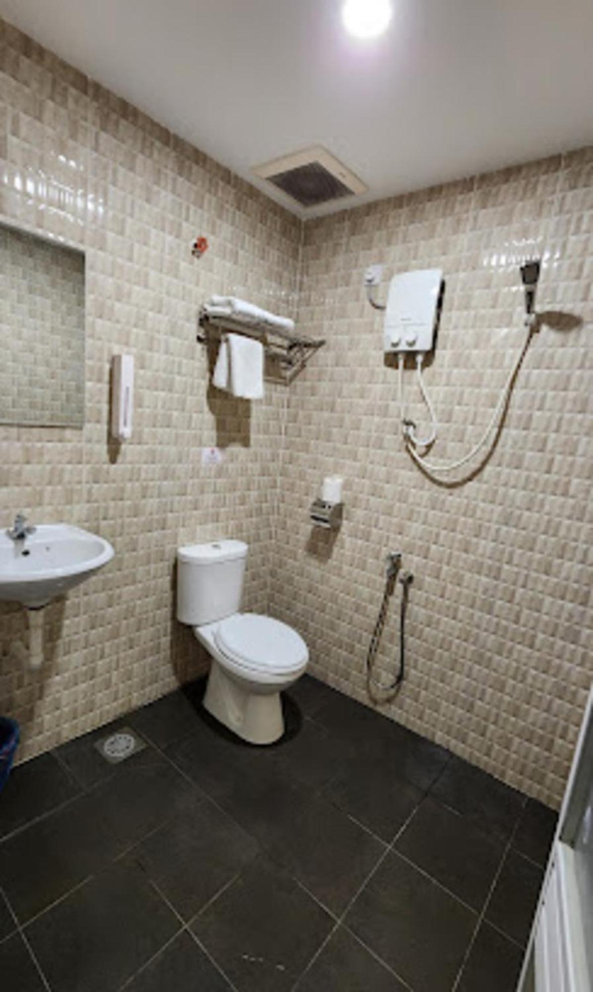 Sam Hotel Sitiawan Exterior photo